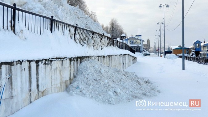 При уборке снега с нижней набережной Кинешмы едва не проломили ограждение фото 2