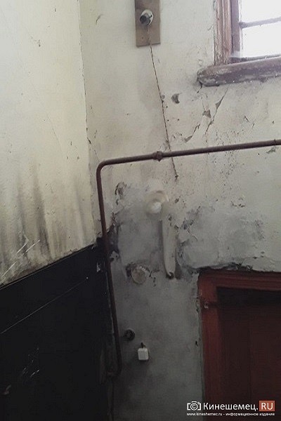 Жители дома №19 на ул.Веснина показали ужасающее состояние муниципальных квартир фото 10
