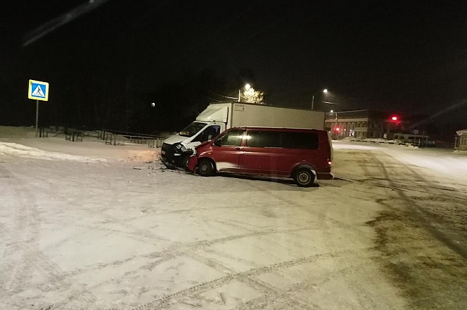 Возле ж\д вокзала Кинешмы «Фольксваген» пересек сплошную и столкнулся с ГАЗ2824 фото 2