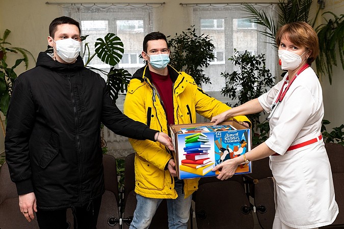 Студенты Кинешмы подарили книги педиатрическому отделению ЦРБ фото 3