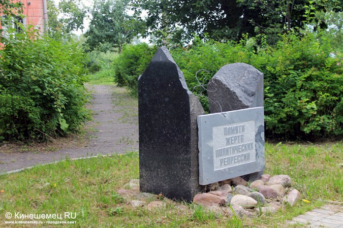 Территорию у памятника привели в порядок фото 3