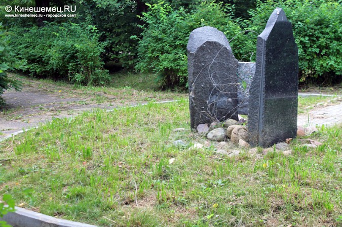 Территорию у памятника привели в порядок фото 4