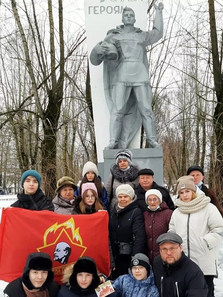 Пионеры Кинешмы возложили цветы к памятнику воину-победителю на «Электроконтакте» фото 2