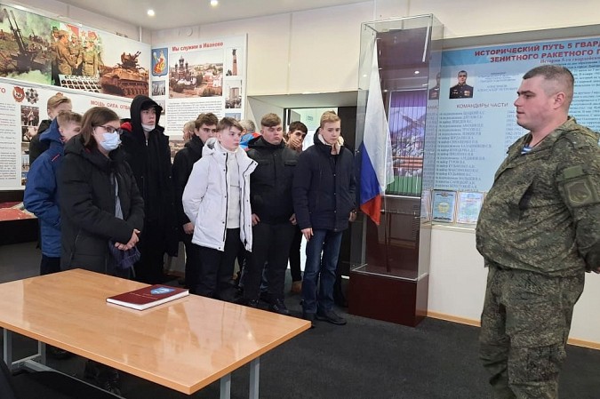 Школьники Кинешемского района посетили 98-ю гвардейскую воздушно-десантную дивизию фото 2