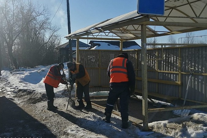 В Кинешме сотрудники УГХ очищают болларды от снега фото 3
