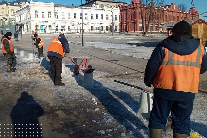 В Кинешме сотрудники УГХ очищают болларды от снега фото 2