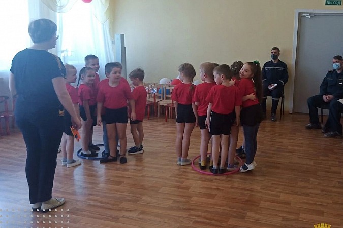 Для дошколят детского сада №31 сотрудники МЧС провели игру «Юные спасатели» фото 5