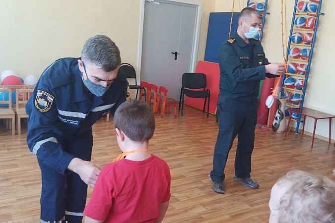 Для дошколят детского сада №31 сотрудники МЧС провели игру «Юные спасатели» фото 6