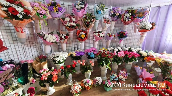 Мужчины Кинешмы прицениваются к цветам накануне 8 марта фото 3