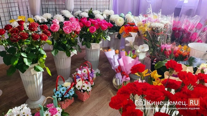Мужчины Кинешмы прицениваются к цветам накануне 8 марта фото 2