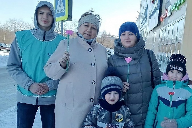 Волонтеры Кинешемского техколледжа провели поздравительную акцию «Вам, любимые» фото 4