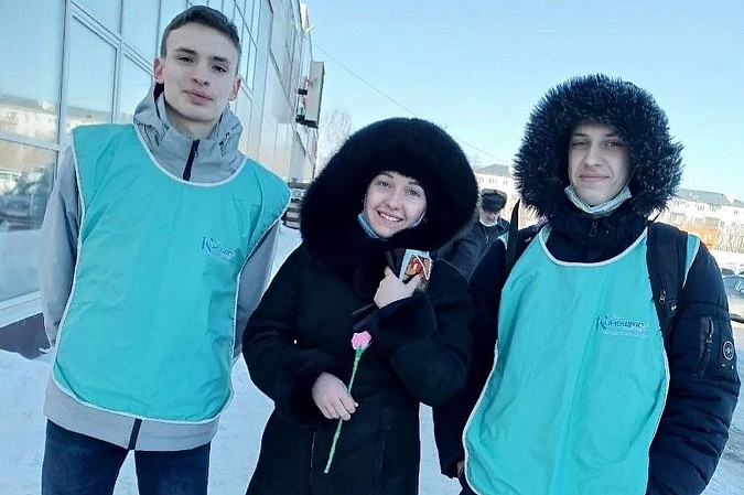 Волонтеры Кинешемского техколледжа провели поздравительную акцию «Вам, любимые» фото 3