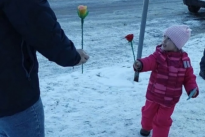 Волонтеры Кинешемского техколледжа провели поздравительную акцию «Вам, любимые» фото 2