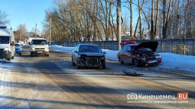 В «Сокольниках» около СЭС лоб в лоб столкнулись два автомобиля фото 3