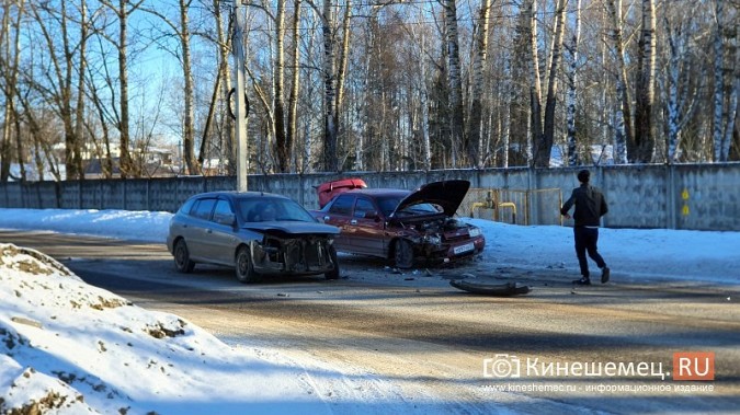 В «Сокольниках» около СЭС лоб в лоб столкнулись два автомобиля фото 2