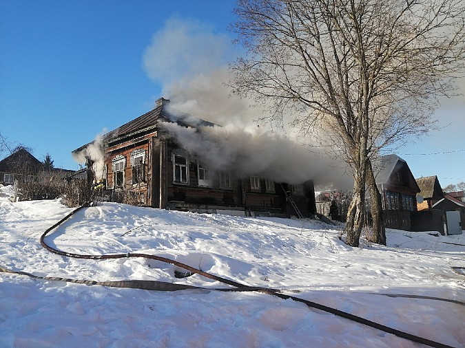 На ул.Октябрьской при пожаре один мужчина погиб, второй с ожогами тела доставлен в больницу фото 3