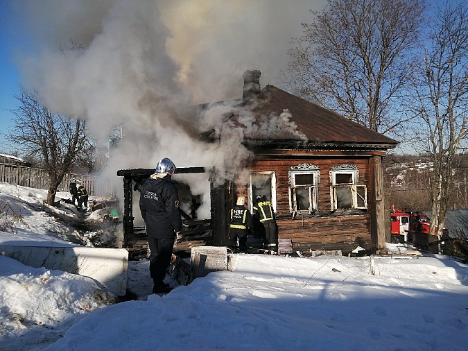 На ул.Октябрьской при пожаре один мужчина погиб, второй с ожогами тела доставлен в больницу фото 4
