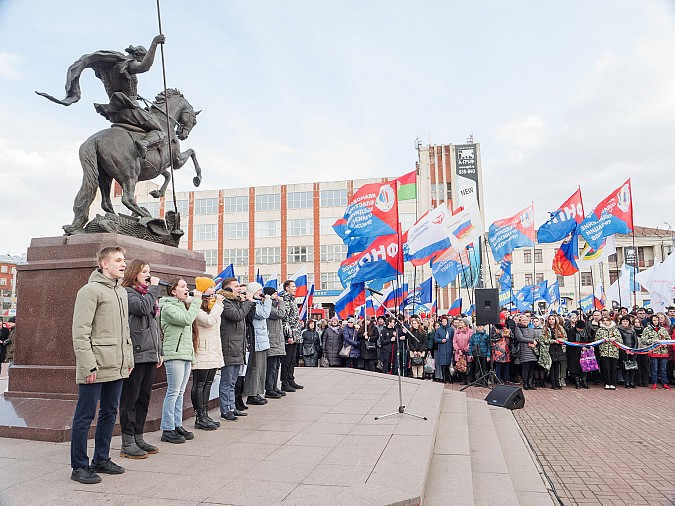В Иванове 2 тысячи человек вышли на митинг в поддержку российской армии и президента фото 2