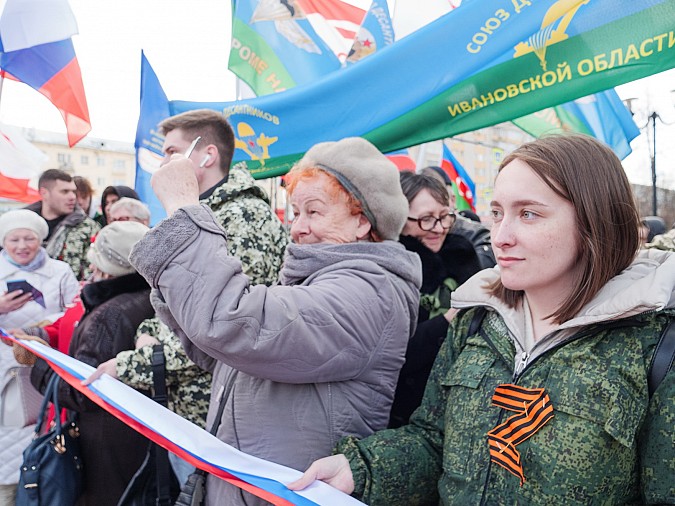 В Иванове 2 тысячи человек вышли на митинг в поддержку российской армии и президента фото 4