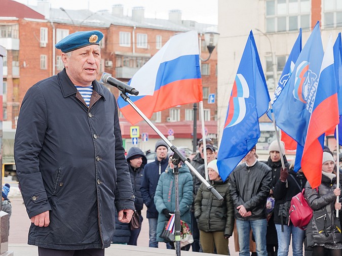 В Иванове 2 тысячи человек вышли на митинг в поддержку российской армии и президента фото 10