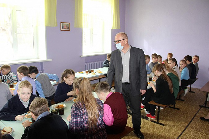 Депутаты проверили, как питаются дети в школе №10 и в лицее фото 2