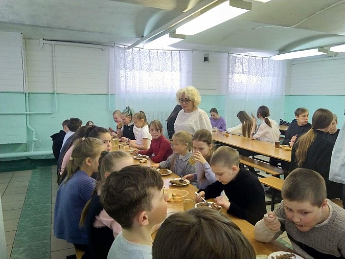 Депутаты проверили, как питаются дети в школе №10 и в лицее фото 6