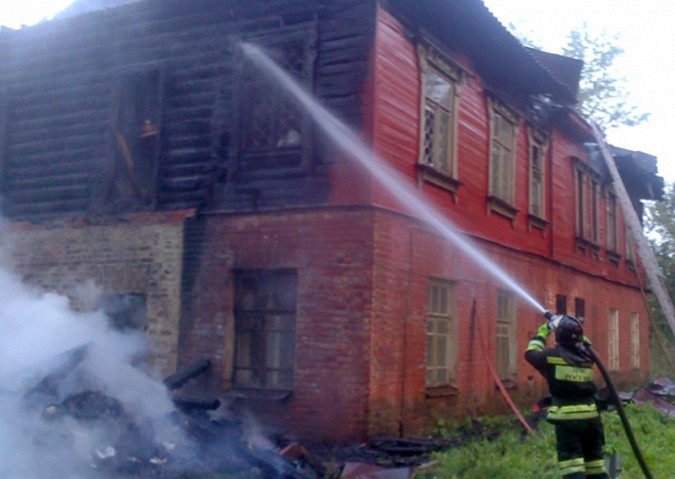 В Вичуге сгорело здание «Росгосстраха» фото 4