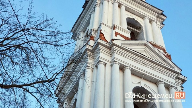 В Кинешме кирпичи с колокольни Успенского собора летят на дорожки Волжского бульвара фото 5