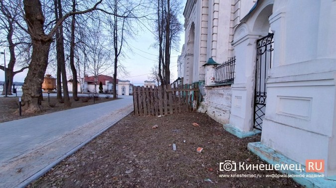 В Кинешме кирпичи с колокольни Успенского собора летят на дорожки Волжского бульвара фото 2