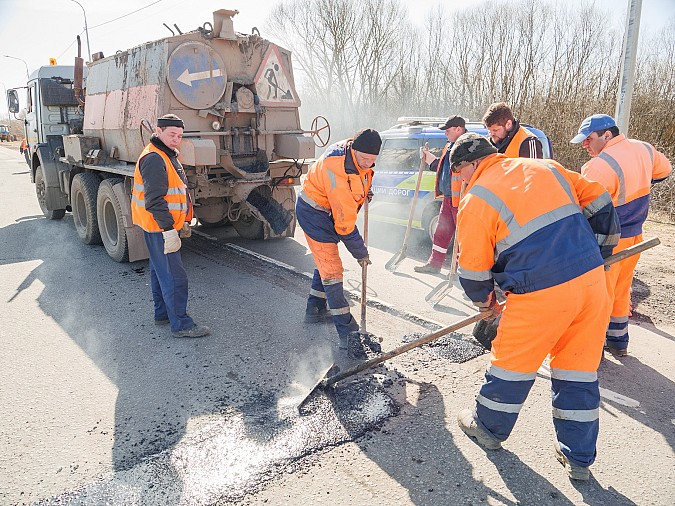 Более 700 тонн «литой» асфальтобетонной смеси уложено на региональных дорогах фото 2