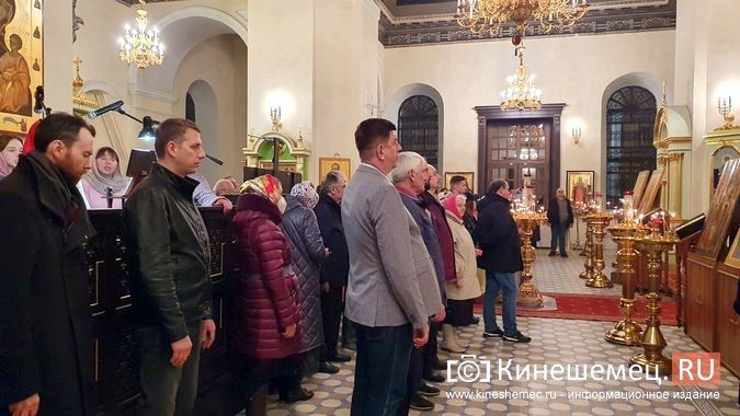 В храмах Кинешмы прошли пасхальные богослужения фото 8