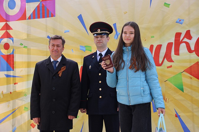 В праздник Весны и Труда молодым кинешемцам вручены паспорта фото 5