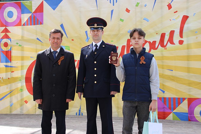 В праздник Весны и Труда молодым кинешемцам вручены паспорта фото 2