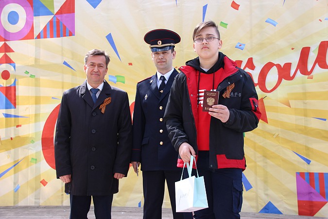 В праздник Весны и Труда молодым кинешемцам вручены паспорта фото 3