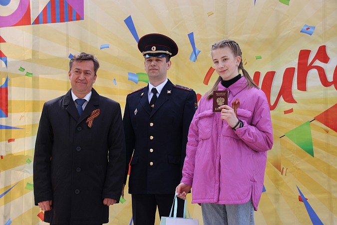 В праздник Весны и Труда молодым кинешемцам вручены паспорта фото 4