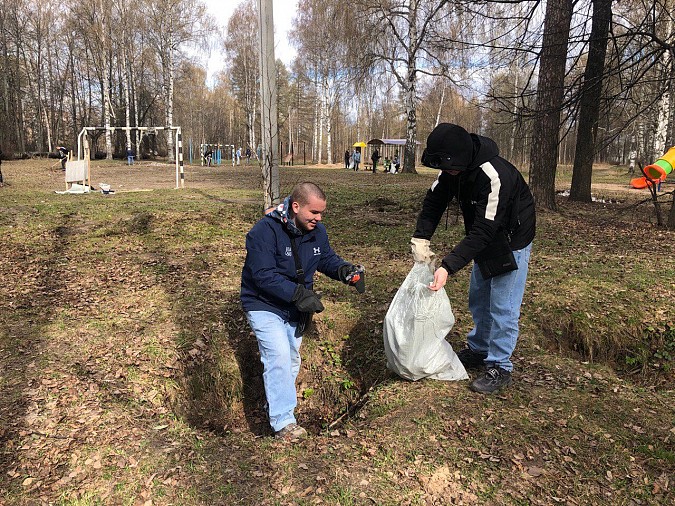 Территорию парка у Клуба юных моряков очистили от мусора фото 4