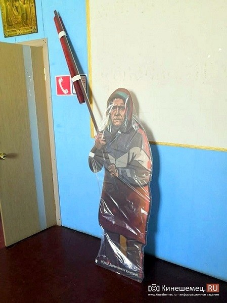 На 9 мая в Кинешме десантники изготовили фигуру бабушки, встретившей ВСУ со Знаменем Победы фото 2