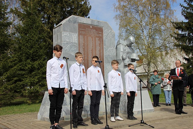 В микрорайоне «ДХЗ» состоялся митинг у памятного знака воинам Великой Отечественной войны фото 11
