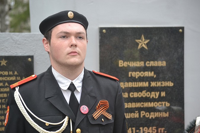 8 мая на мемориальном кладбище «Сокольники» отдали почести защитникам Отечества фото 24