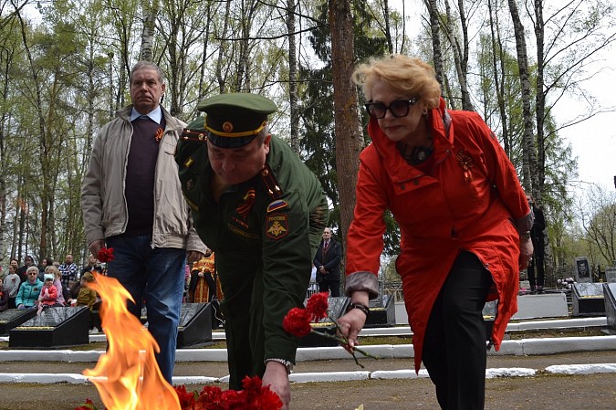 8 мая на мемориальном кладбище «Сокольники» отдали почести защитникам Отечества фото 19