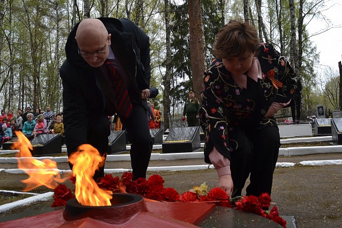 8 мая на мемориальном кладбище «Сокольники» отдали почести защитникам Отечества фото 10