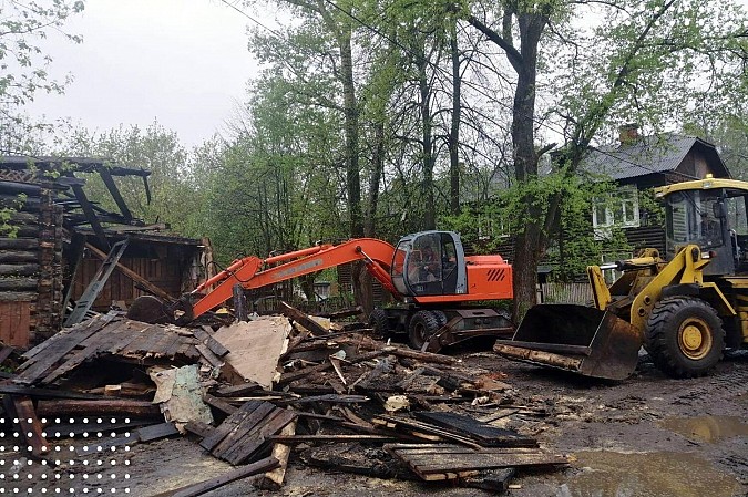 В Кинешме приступили к сносу аварийного барака на ул.Семёнова фото 2