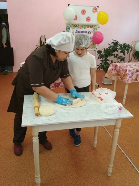 Повар «Садко» провела для детей мастер-класс по приготовлению пиццы фото 6