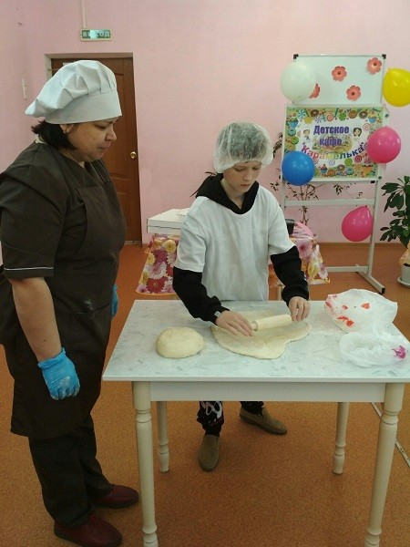 Повар «Садко» провела для детей мастер-класс по приготовлению пиццы фото 3