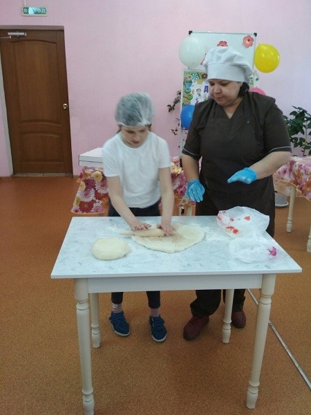 Повар «Садко» провела для детей мастер-класс по приготовлению пиццы фото 4