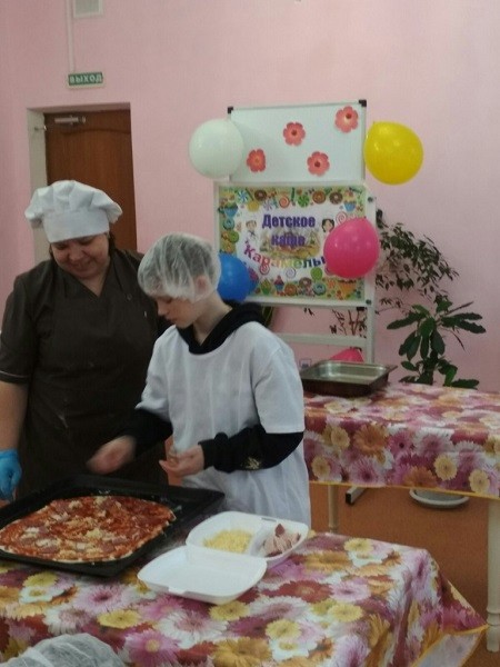 Повар «Садко» провела для детей мастер-класс по приготовлению пиццы фото 5