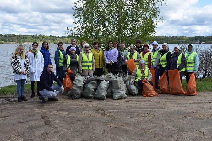 На «Граверах» микрорайона «Фабрика №2» прошел экологический субботник фото 4