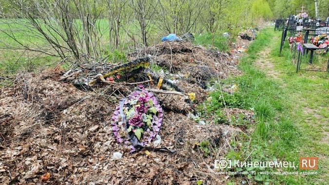 При попустительстве властей Кинешемского района кладбище у д.Велизанец завалено мусором фото 2