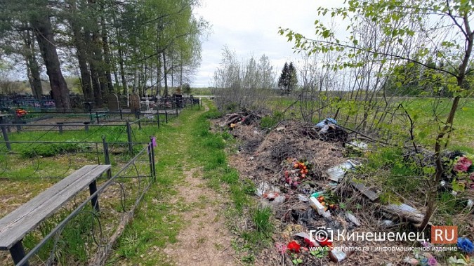 При попустительстве властей Кинешемского района кладбище у д.Велизанец завалено мусором фото 5