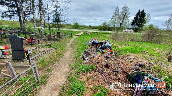 При попустительстве властей Кинешемского района кладбище у д.Велизанец завалено мусором фото 4